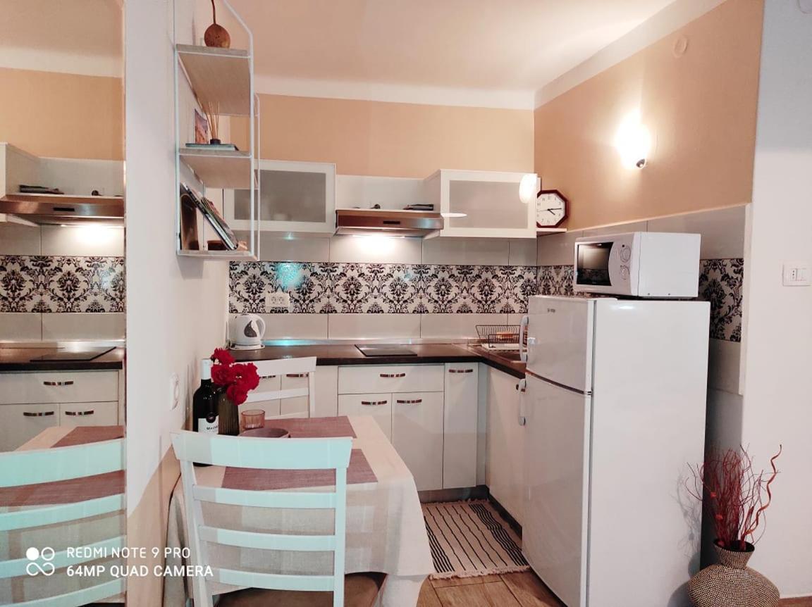 Nice Apartment In The City Center Ровінь Екстер'єр фото