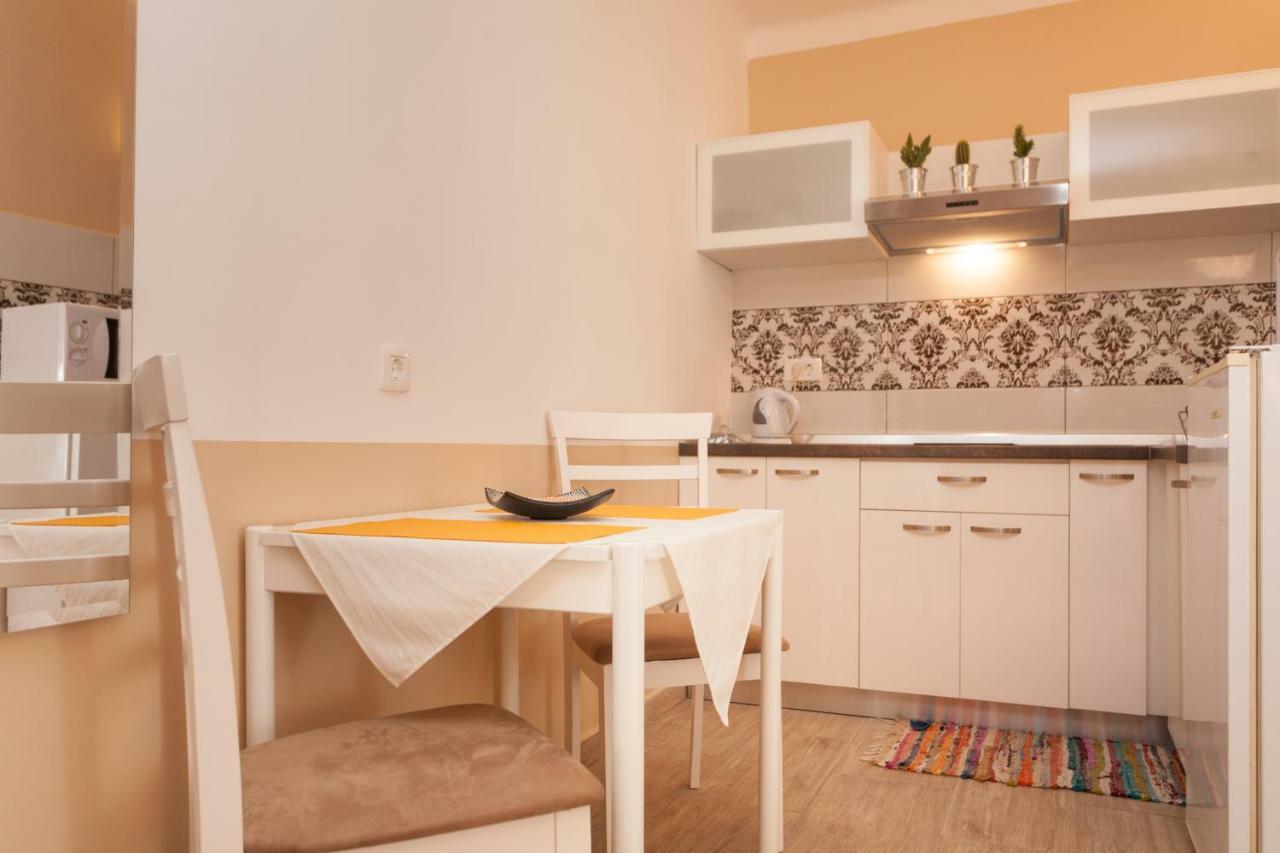 Nice Apartment In The City Center Ровінь Екстер'єр фото