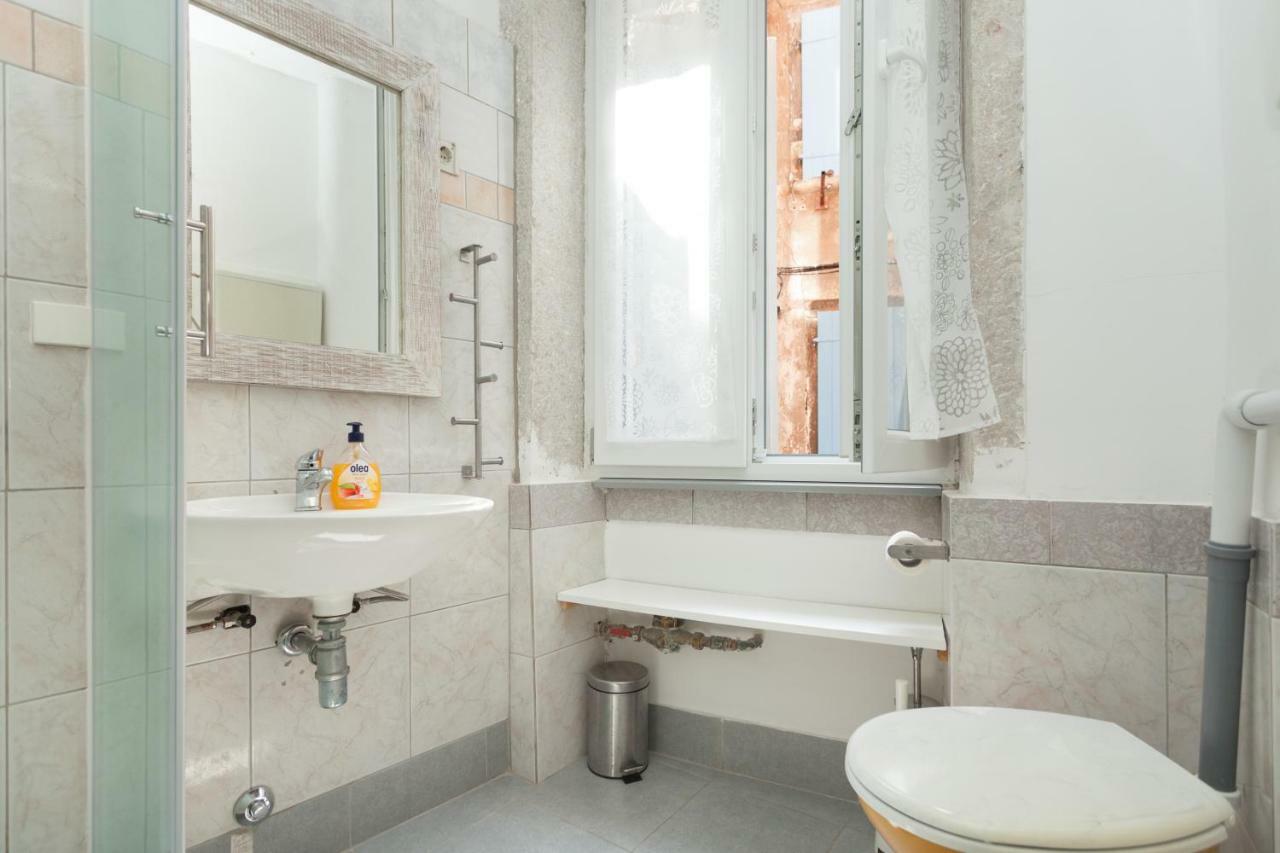 Nice Apartment In The City Center Ровінь Екстер'єр фото