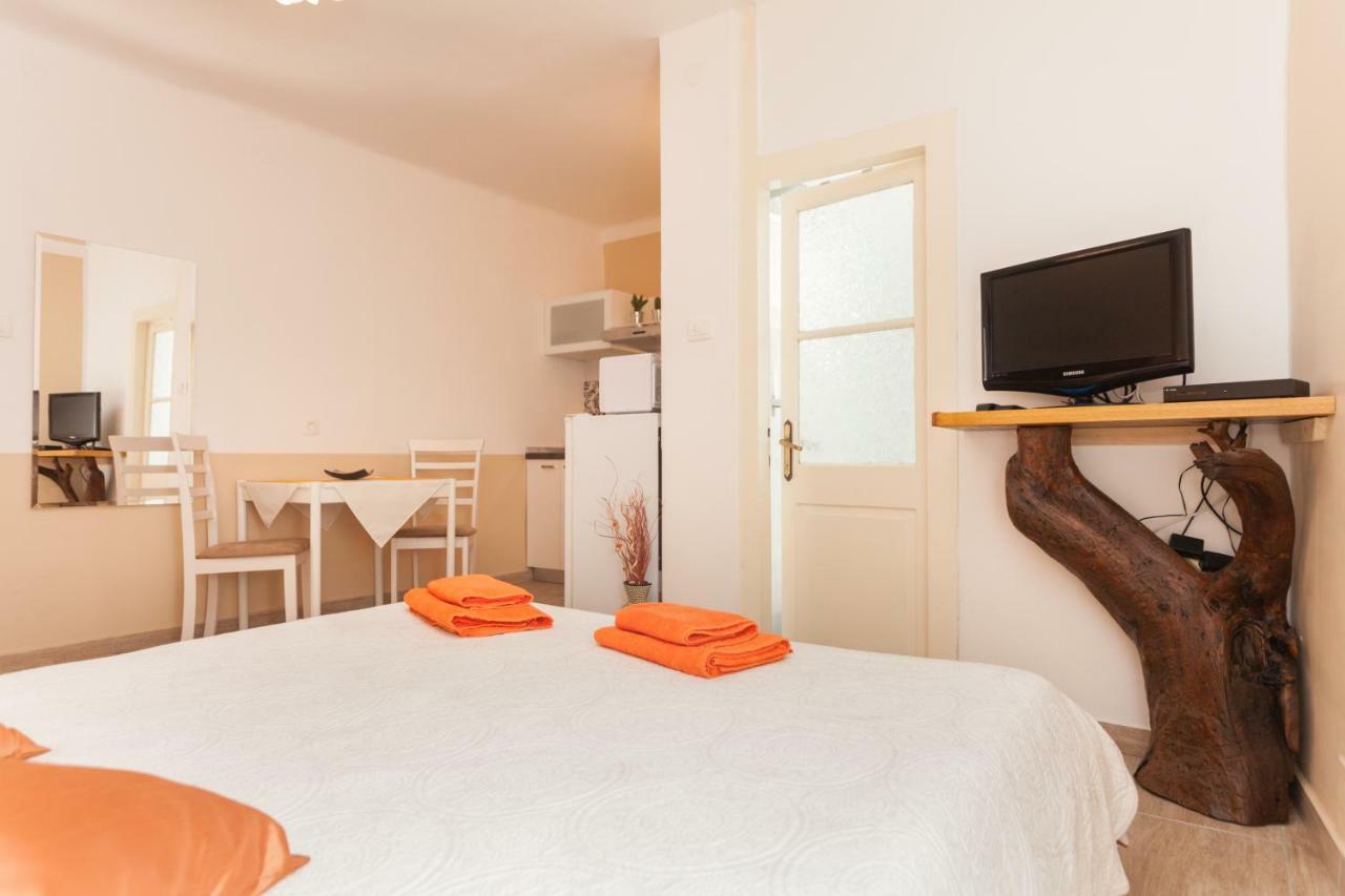 Nice Apartment In The City Center Ровінь Екстер'єр фото